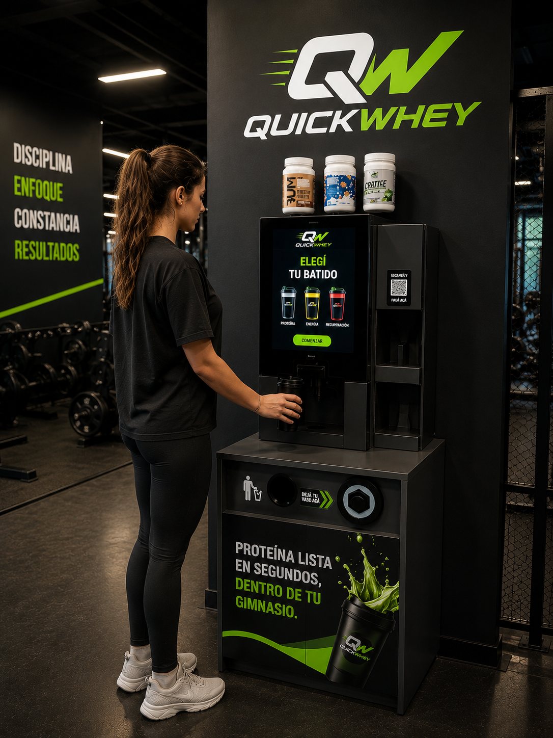 Socio usando la máquina QuickWhey de batidos proteicos en el gimnasio